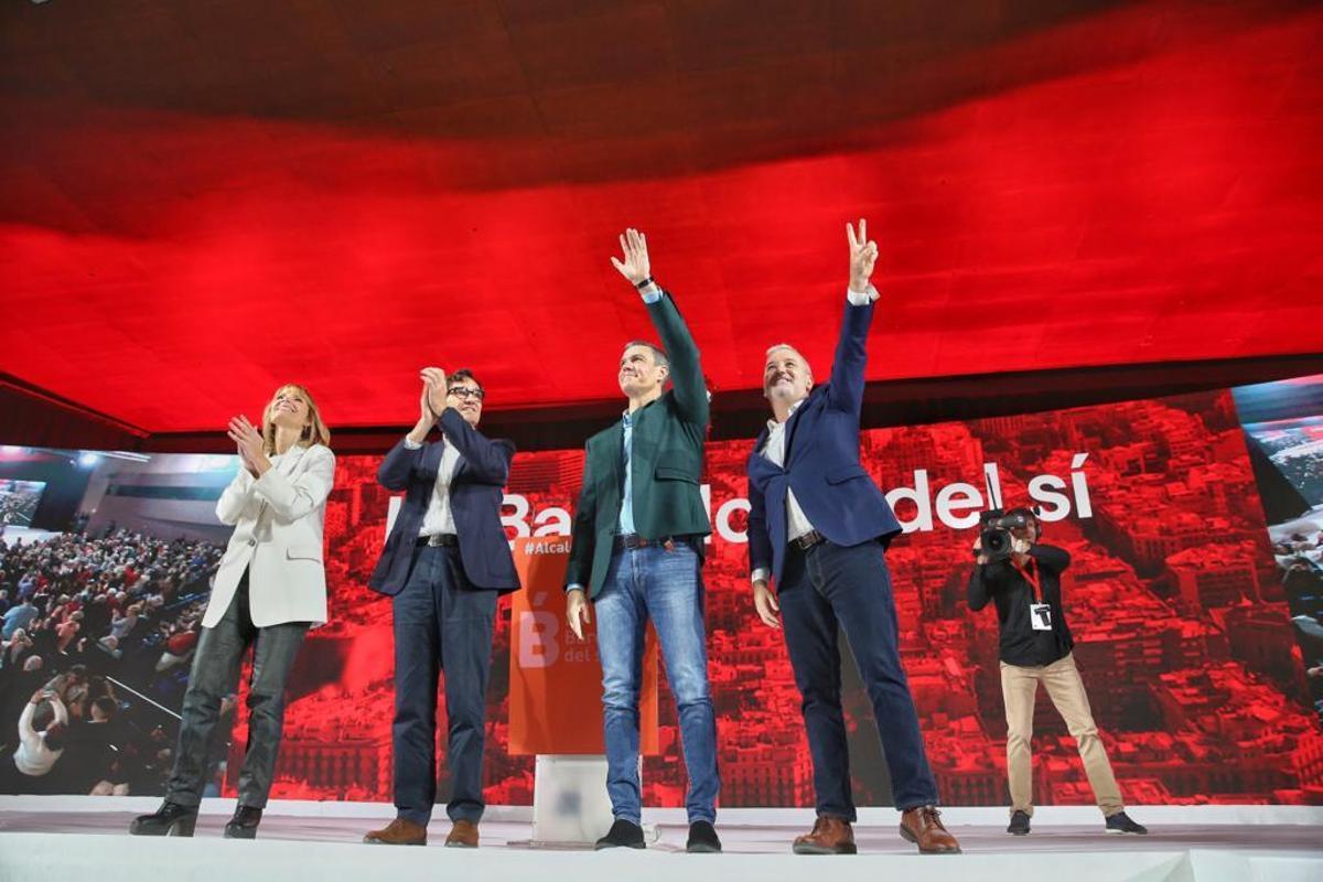 El presidente Pedro Sánchez, con Salvador Illa, Jaume Collboni y Lluïsa Moret, este domingo en Barcelona