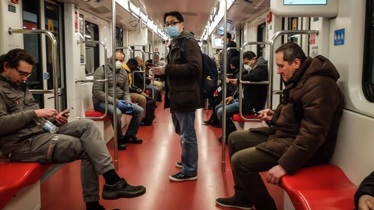 Ciudadanos de Milán en el metro, el martes por la tarde. Ciudadanos de Milán en el metro, el martes por la tarde.