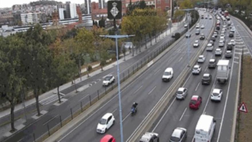 Muere Una Motorista En Un Choque Contra Un Camión En La Ronda De Dalt ...