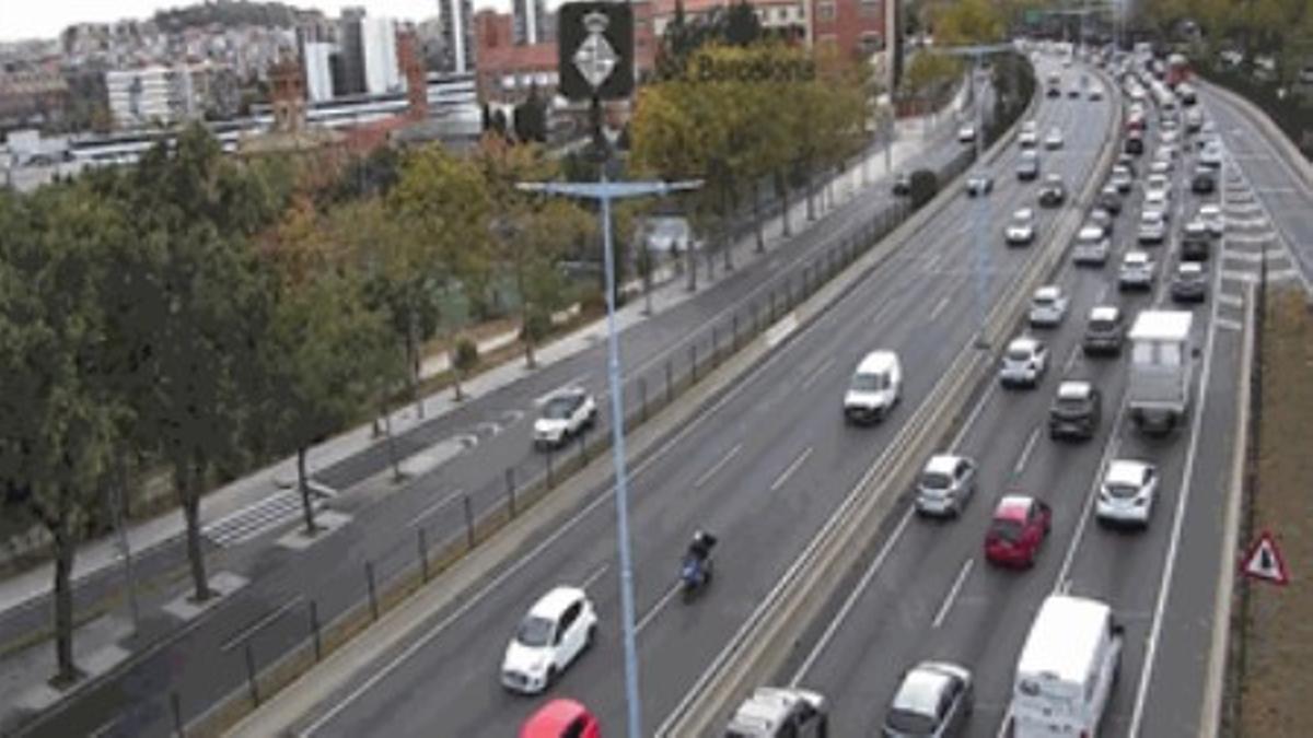 Un accident entre una moto i un camió talla tres entrades de la Ronda de Dalt de Barcelona