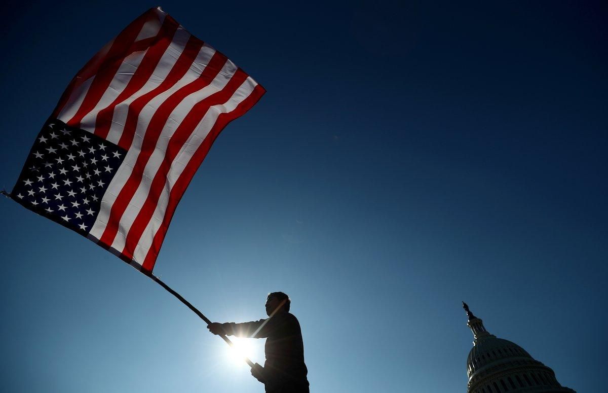 Un ciudadano ondeando la bandera de Estados Unidos Un ciudadano ondeando la bandera de Estados Unidos