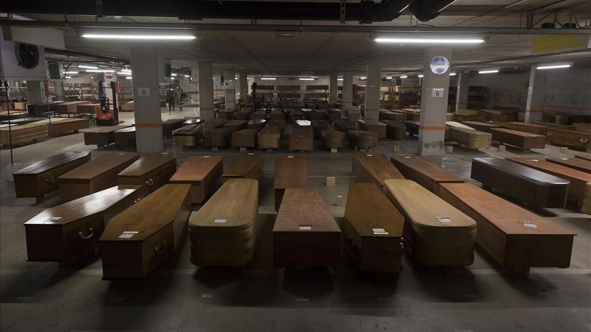 Ataúdes en el aparcamiento del tanatorio de Collserola, el pasado 16 de abril, convertido en morgue improvisada ante el colapso de la incineradora y de otros servicios funerarios. Ataúdes en el aparcamiento del tanatorio de Collserola, el pasado 16 de abril, convertido en morgue improvisada ante el colapso de la incineradora y de otros servicios funerarios.