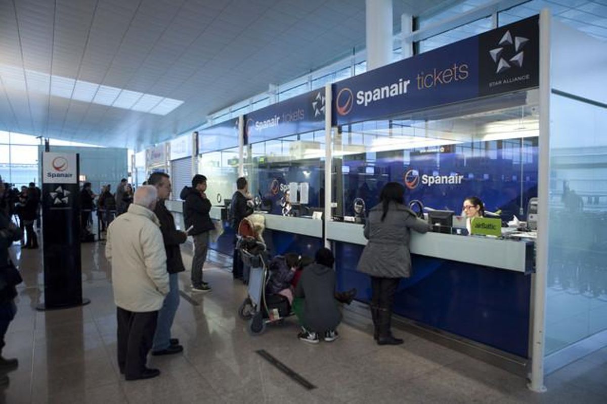 Pasajeros de Spanair, ante los mostradores de la compañía, el sábado, en el aeropuerto de El Prat. Pasajeros de Spanair, ante los mostradores de la compañía, el sábado, en el aeropuerto de El Prat.
