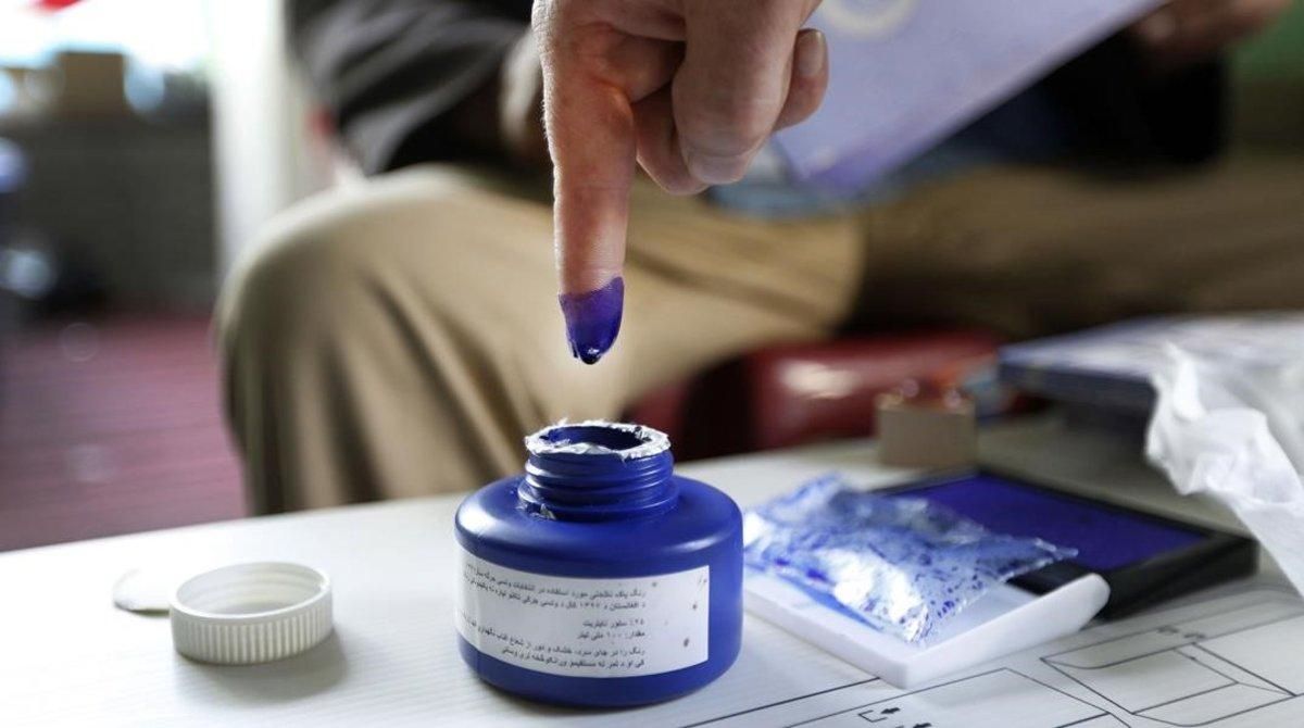 Una mujer afgana se dispone a votar en Jalalabad (Afganistán), durante las elecciones parlamentarias del 20 de octubre del 2018. Una mujer afgana se dispone a votar en Jalalabad (Afganistán), durante las elecciones parlamentarias del 20 de octubre del 2018.