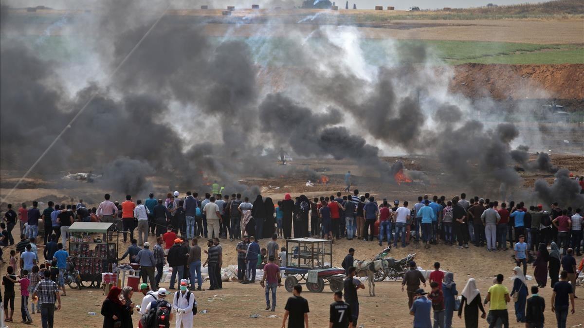 Gases lacrimógenos lanzados por las fuerzas israelíes y humo de neumáticos quemados por los manifestantes palestinos en la frontera de Gaza con Israel. 