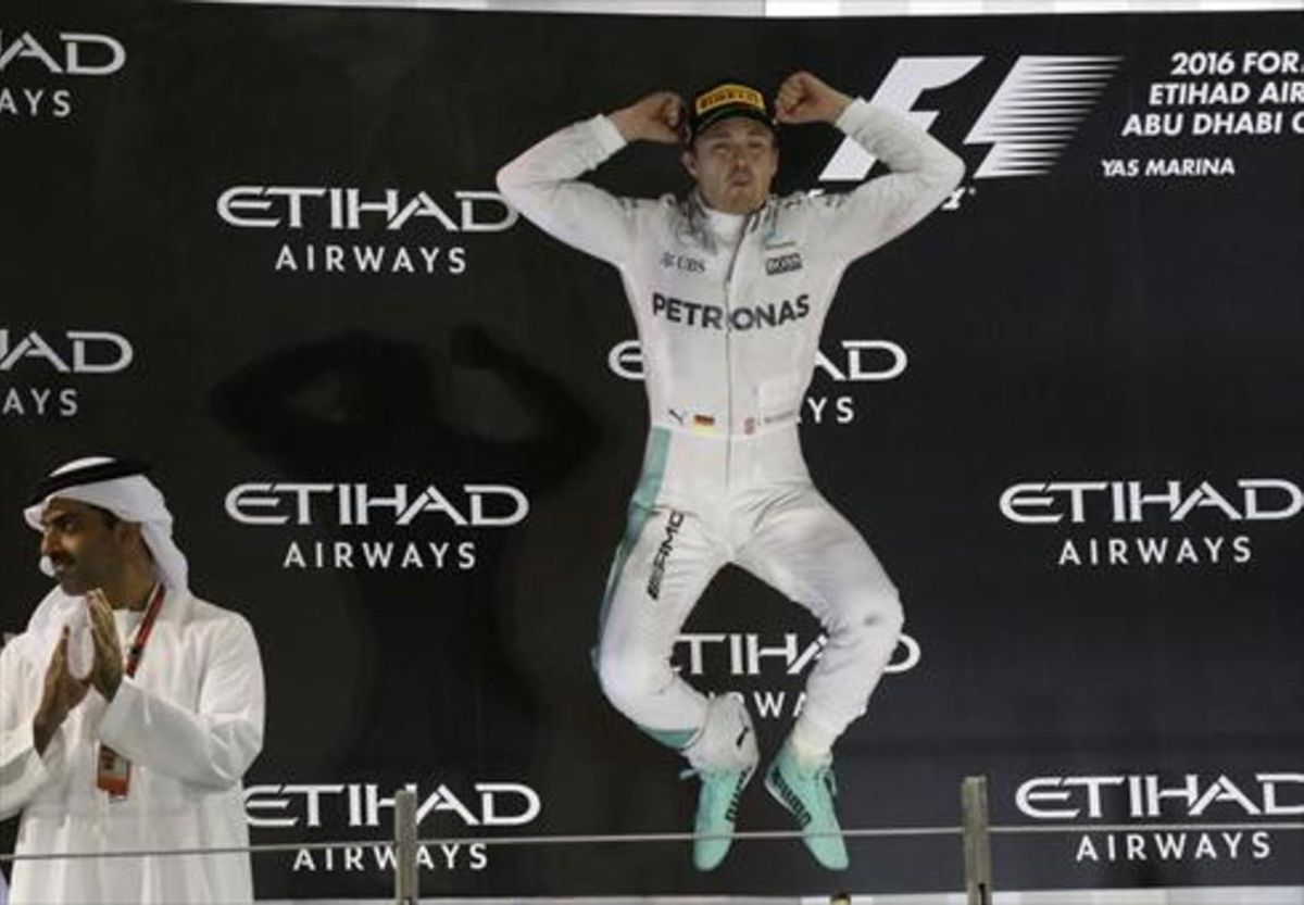 Eufórico 8 Rosberg salta de alegría en el podio tras ganar el Mundial. Eufórico 8 Rosberg salta de alegría en el podio tras ganar el Mundial.