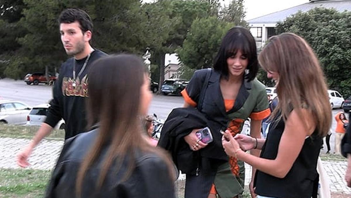 Aitana y Sebastián Yatra hablan con fans a las puertas del Estadi Olimpic Lluís Companys, antes del concierto de Coldplay en Barcelona. 