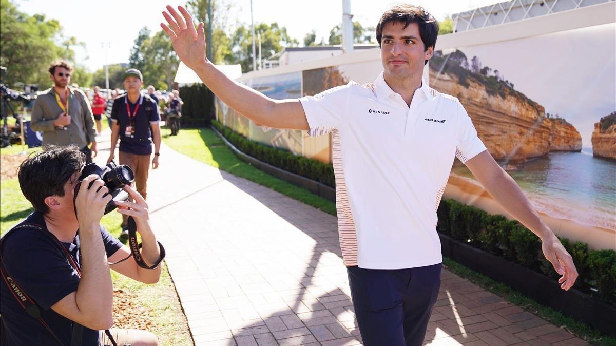 Carlos Sainz llega al circuito de Melbourne (Australia). Carlos Sainz llega al circuito de Melbourne (Australia).