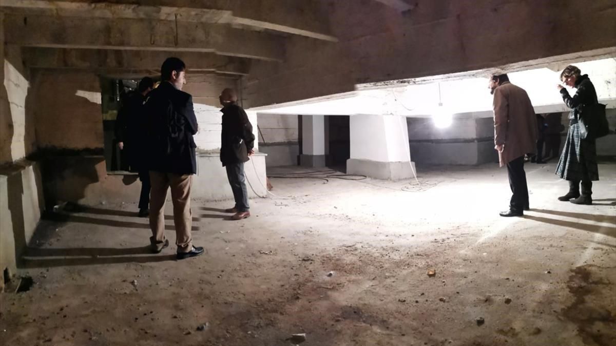 Pedro Sánchez promet a les famílies d'enterrats al Valle de los Caídos que podran treure les restes Pedro Sánchez promet a les famílies d'enterrats al Valle de los Caídos que podran treure les restes