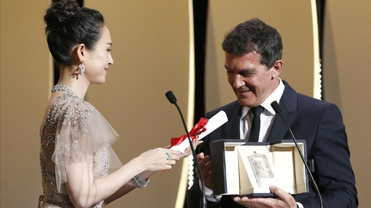 Antonio Banderas recibe el premio al mejor actor de Cannes. Antonio Banderas recibe el premio al mejor actor de Cannes.
