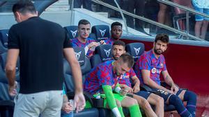 Piqué observa junto a Jordi Alba a Xavi en el Barça-Valladolid celebrado en el Camp Nou.
