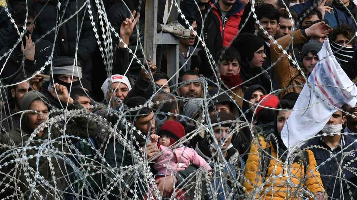 Miles de migrantes esperan para entrar en Grecia desde Turquía. En la foto, la frontera en Pazarkule.
