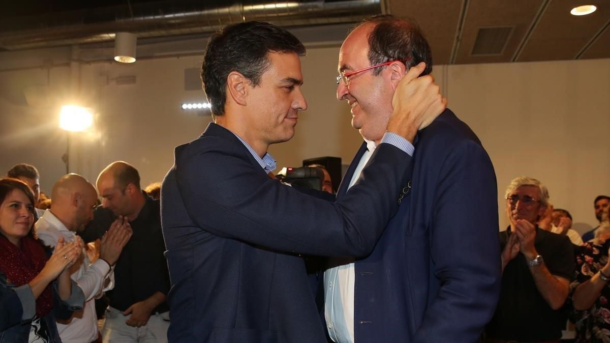 Miquel Iceta felicitado por Pedro Sánchez, en una imagen de archivo. Miquel Iceta felicitado por Pedro Sánchez, en una imagen de archivo.