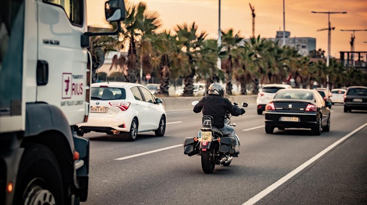 Una moto circula por la Ronda Litoral de Barcelona. Una moto circula por la Ronda Litoral de Barcelona.