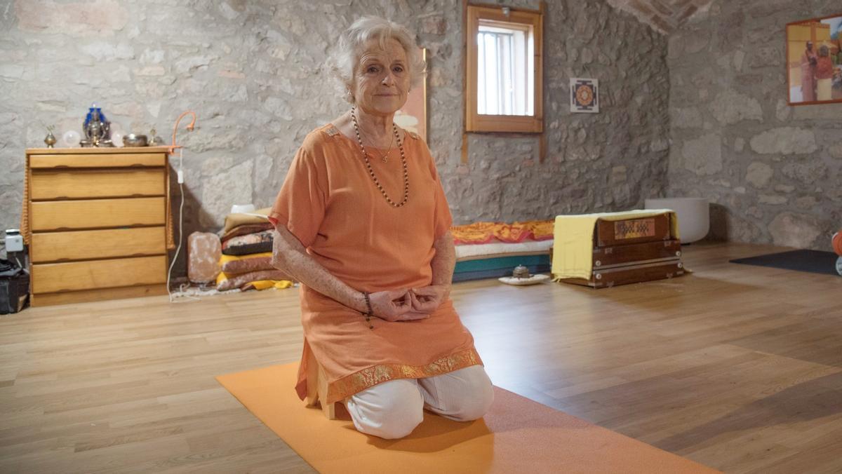 Lídia Rosell Sanjust, practicando yoga en su masía de Sant Fruitós.
