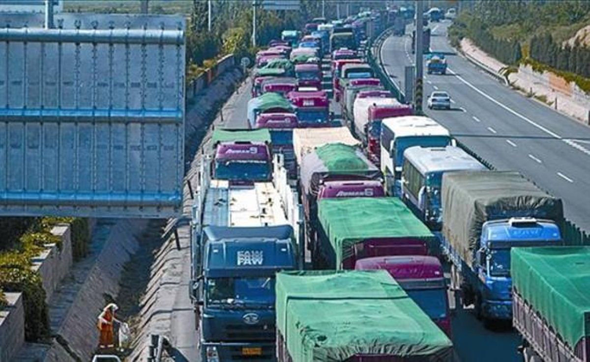 Vista de la interminable cola de camiones en la autopista. Vista de la interminable cola de camiones en la autopista.