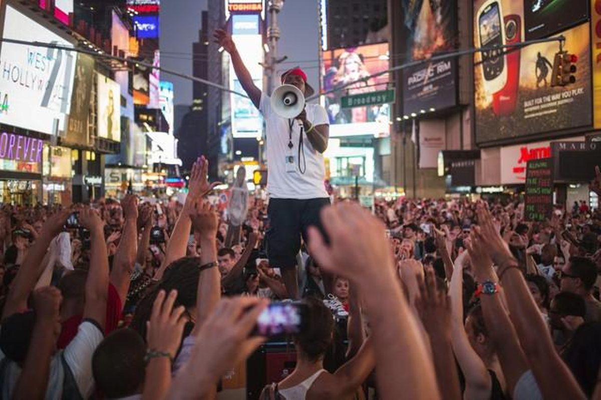Cientos de personas protestan por la absolución de Zimmerman, el domingo en Times Square, en Nueva York. Cientos de personas protestan por la absolución de Zimmerman, el domingo en Times Square, en Nueva York.