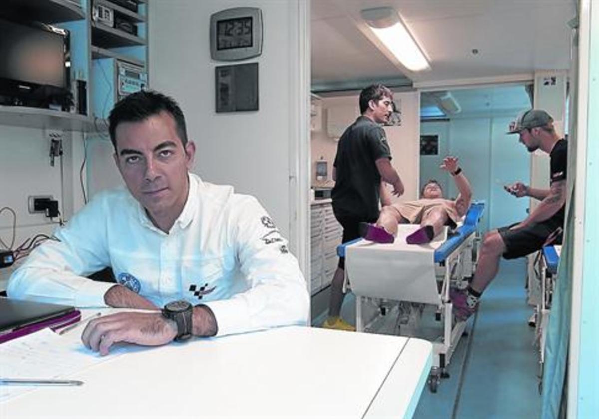 El doctor Michele Zasa, sentado tras su pequeña mesa en el interior de la Clínica Móvil.