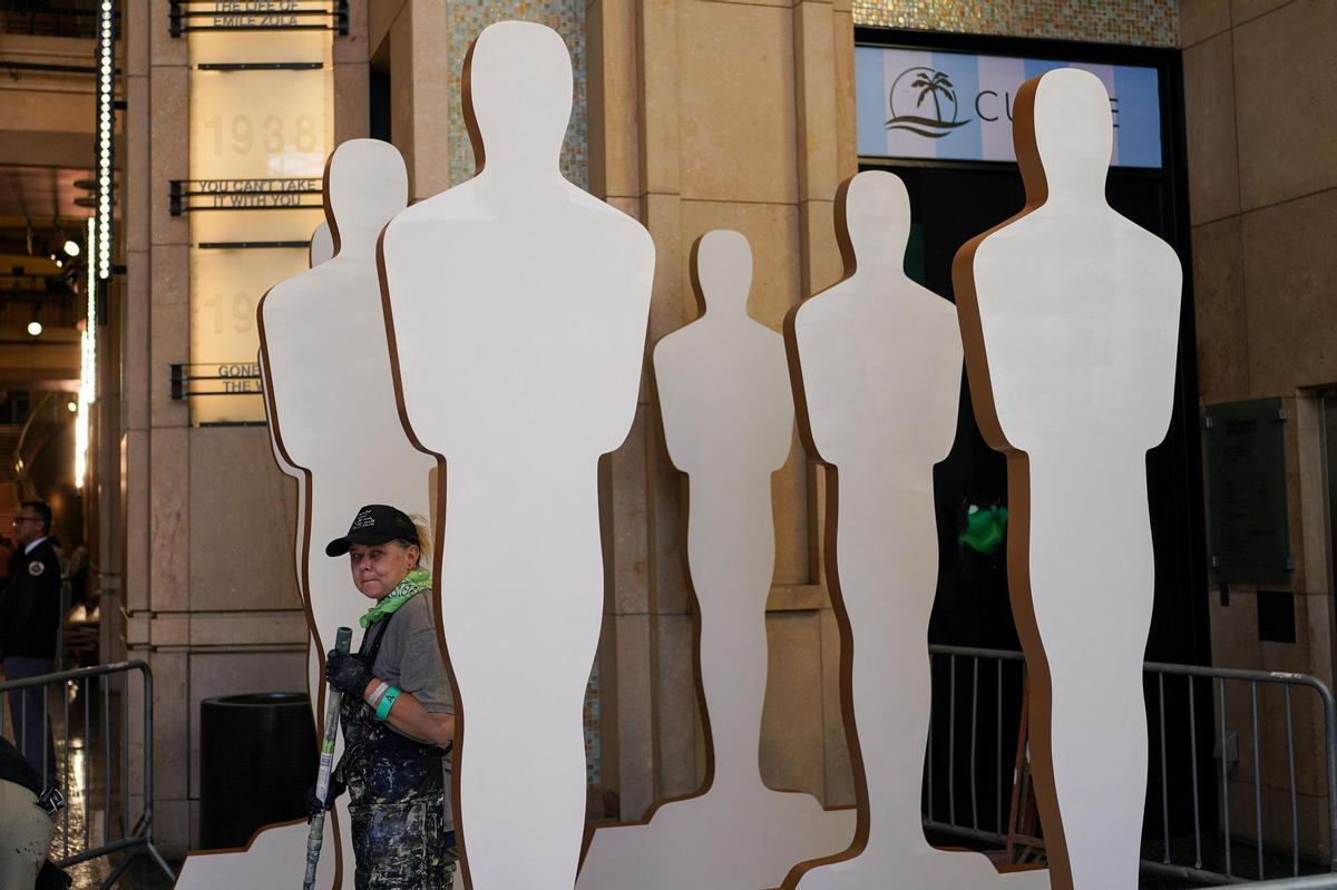 Últimos toques en el Dolby Theatre de Los Ángeles para la entrega de los Oscar