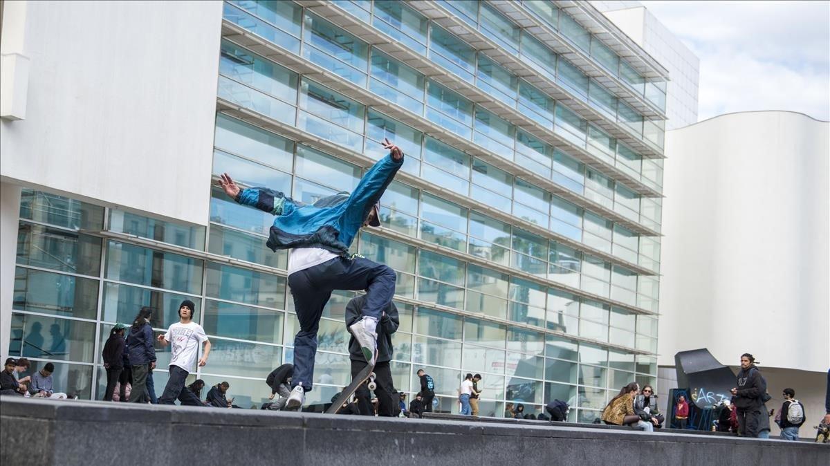’Skaters’ practicando frente al Macba en la plaça dels Àngels.