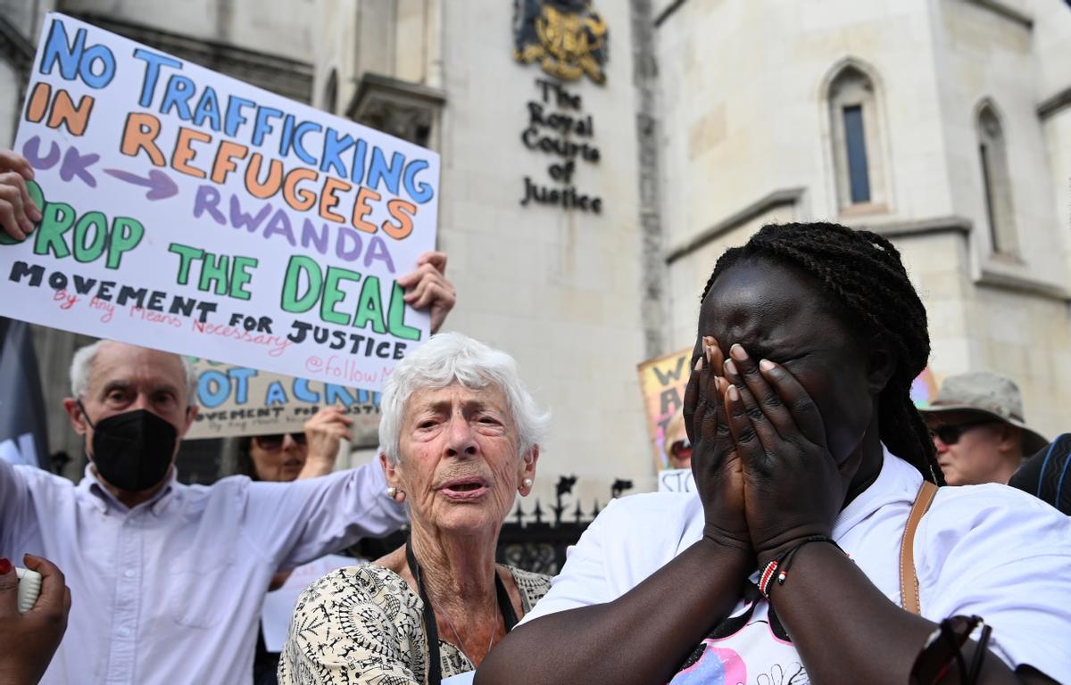 El Regne Unit retocarà la seva legislació per deportar immigrants a Ruanda malgrat la prohibició judicial