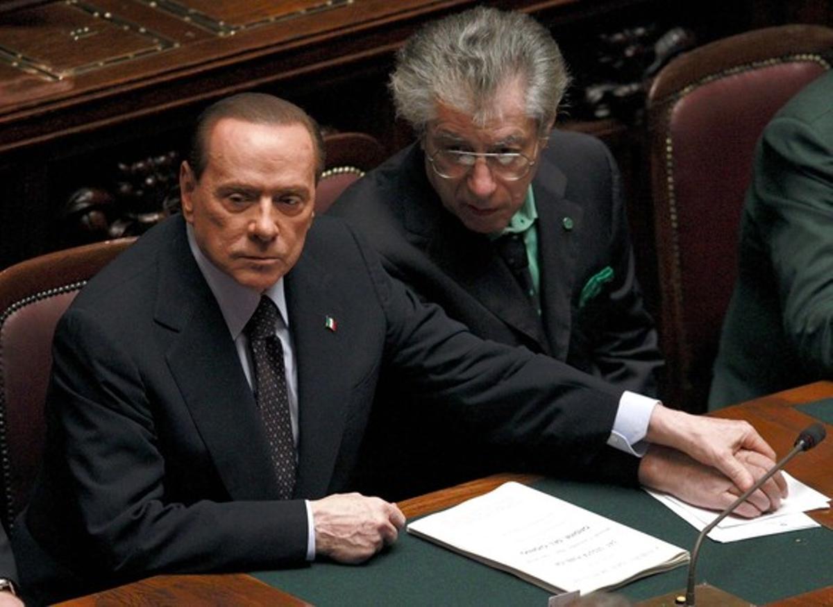 Umberto Bossi con Silvio Berlusconi, en el parlamento italiano, cuando eran socios de gobierno, en noviembre del 2011.