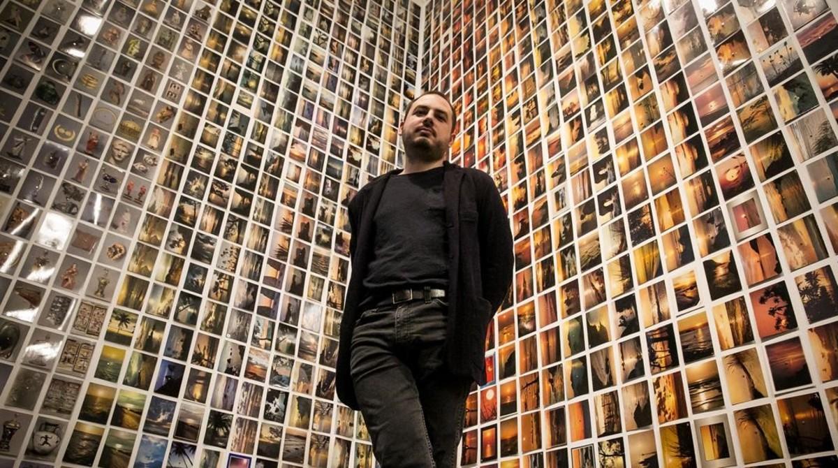 Oriol Vilanova, en un rincón de la Fundació Tàpies forrado con algunas de las 27.000 postales que exhibe. 