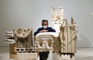 El artista mallorquín Miquel Barceló posa con piezas de su exposición en el Museo Picasso Málaga. 