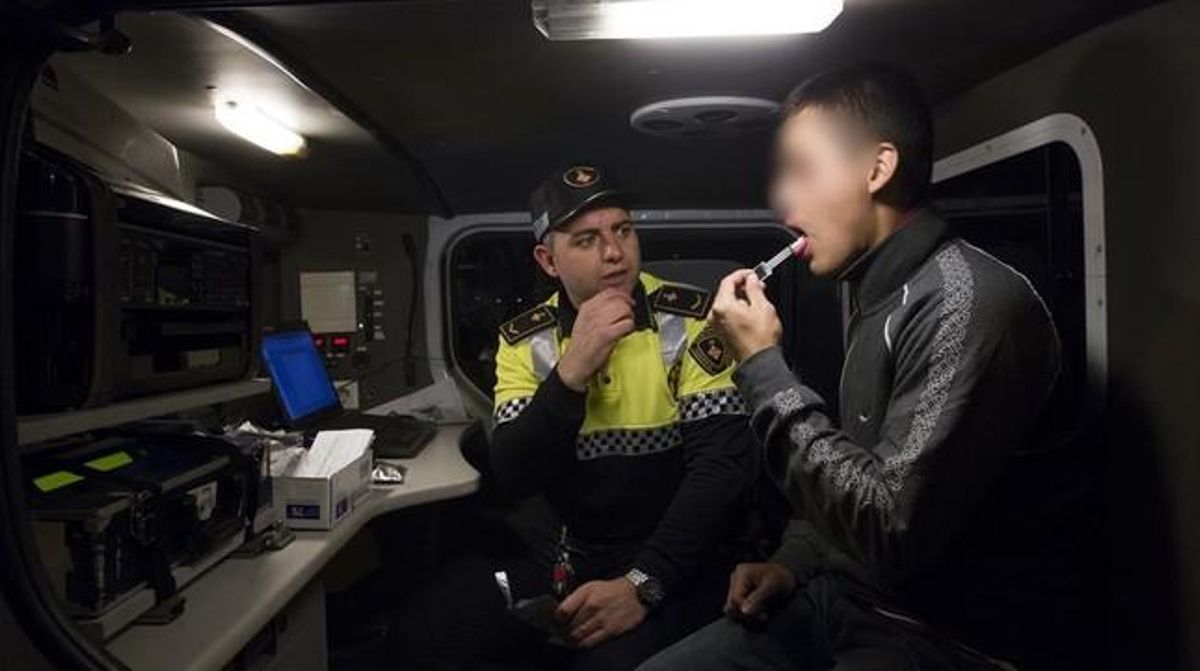 Un control de drogas y alcoholemia efectuado por la Guardia Urbana en Barcelona. Un control de drogas y alcoholemia efectuado por la Guardia Urbana en Barcelona.