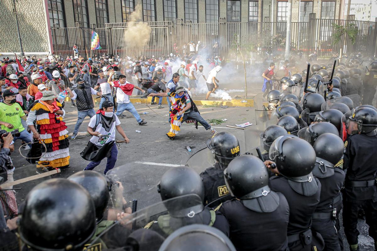 Manifestantes se enfrentan con la Policía en el Parque Universitario durante la llamada ’toma de Lima’ hoy, en Lima (Perú).