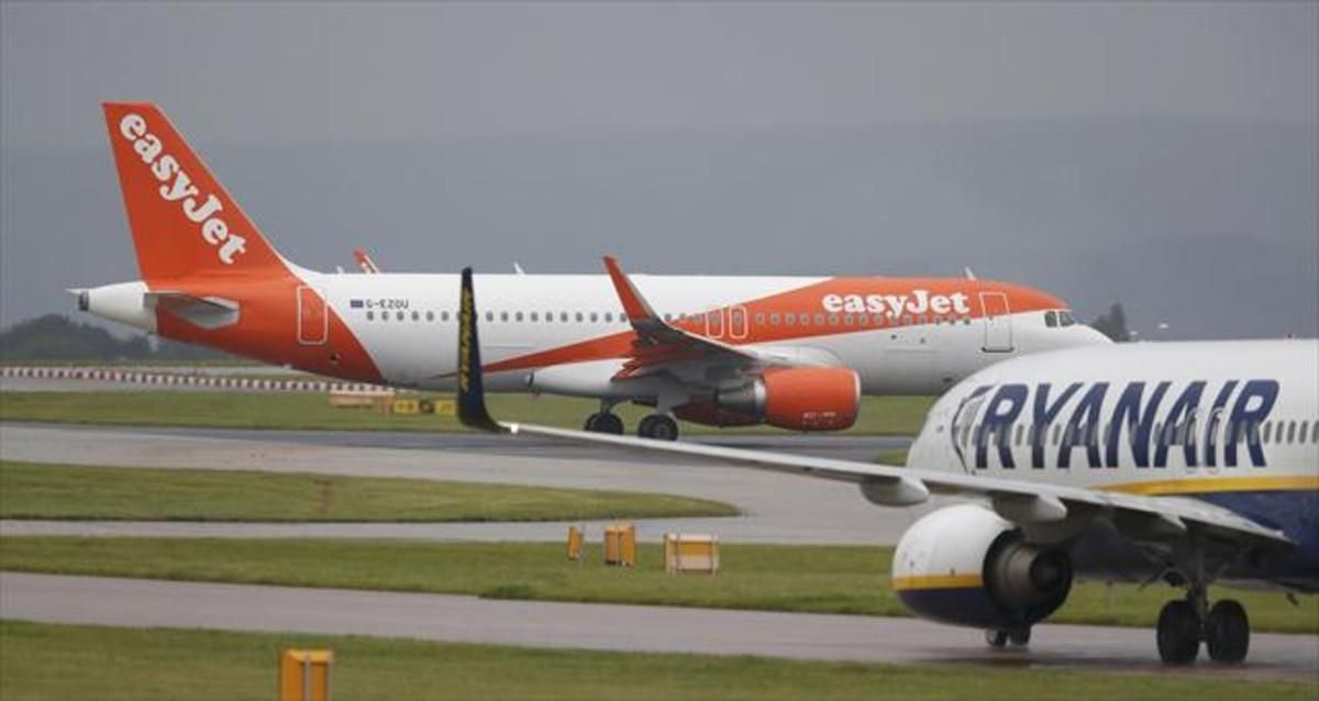 Aparatos de EasyJet y Ryanair, compañías ’low cost’. Aparatos de EasyJet y Ryanair, compañías ’low cost’.