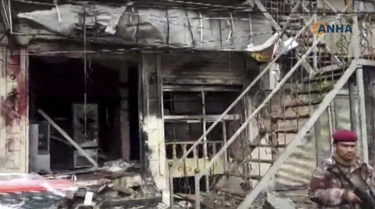 Un militar hace guardia en el lugar donde se ha producido el atentado en la localidad siria de Manbij. Un militar hace guardia en el lugar donde se ha producido el atentado en la localidad siria de Manbij.