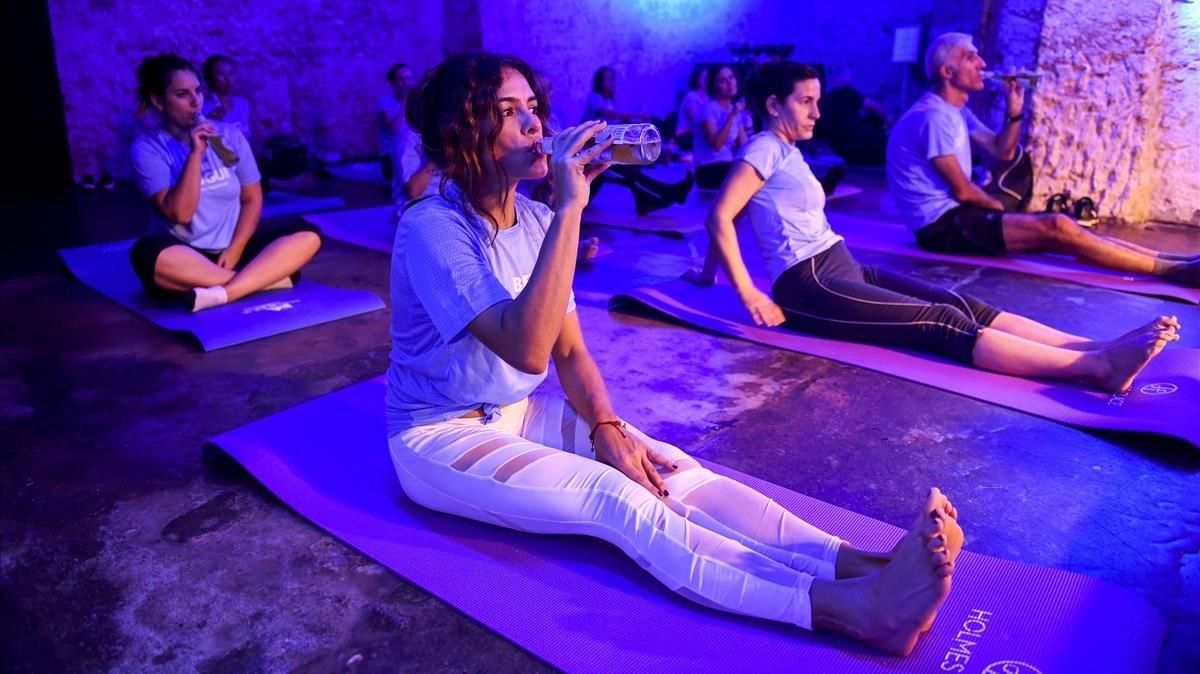 Un momento de la última sesión de Beer Yoga en la Fàbrica Moritz Barcelona. Un momento de la última sesión de Beer Yoga en la Fàbrica Moritz Barcelona.