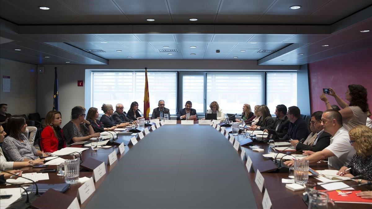 La Generalitat ha reunido al mundo empresarial, sindical y social para hablar de la implementación de la renta garantizada.