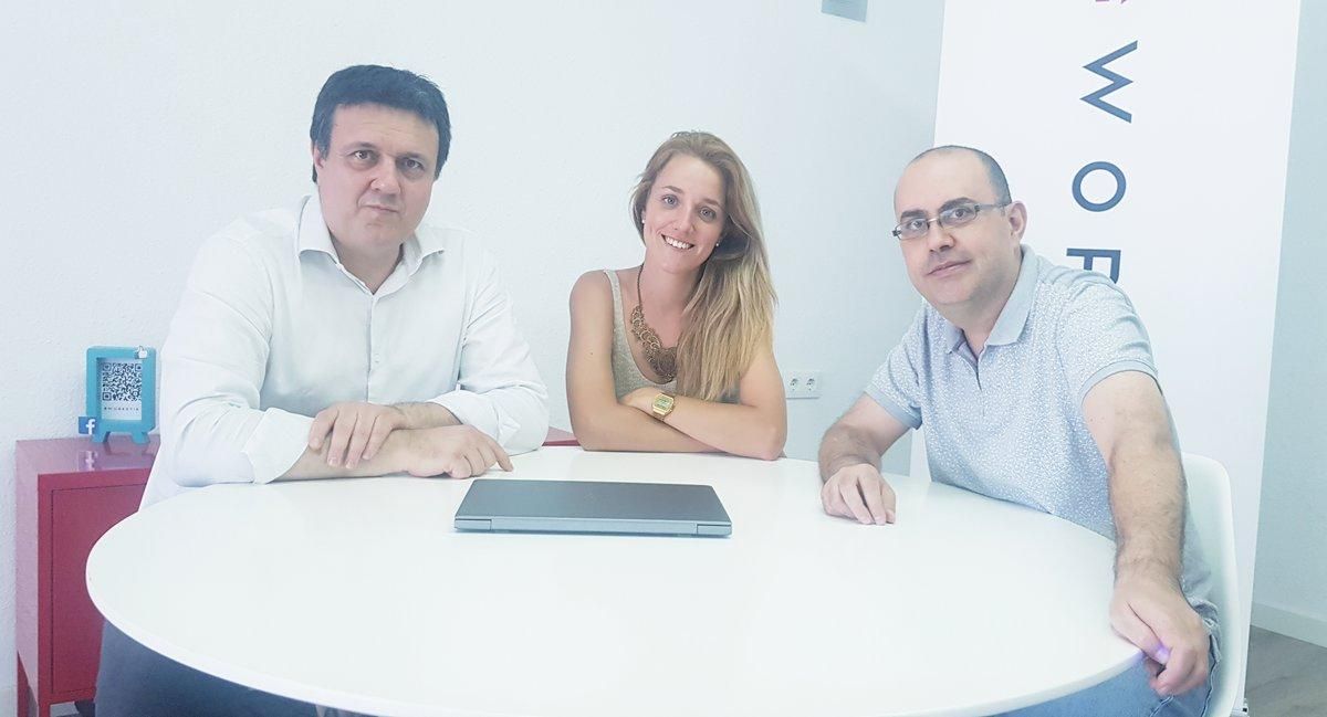 Amèlia Sampere, en el centro de la imagen, junto a los cofundadores Jordi Martí (izda.) y Lleonard del Río (dcha.). Amèlia Sampere, en el centro de la imagen, junto a los cofundadores Jordi Martí (izda.) y Lleonard del Río (dcha.).