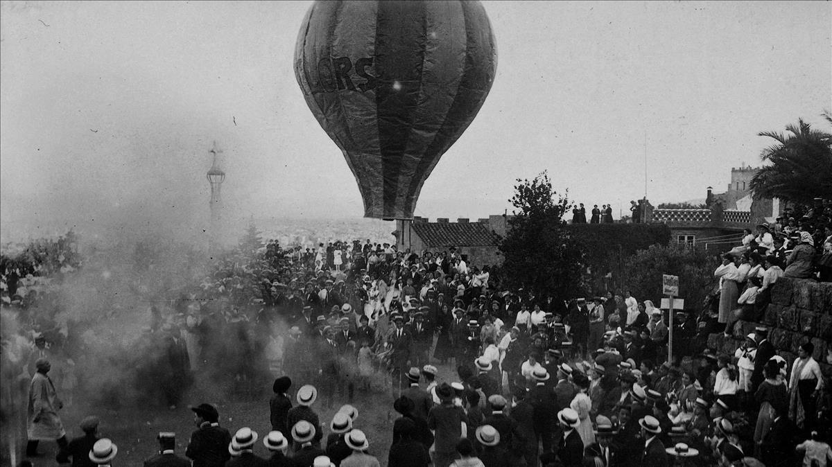 Despegue de un globo aerostático en el Park Güell, entre 1903 y 1907.