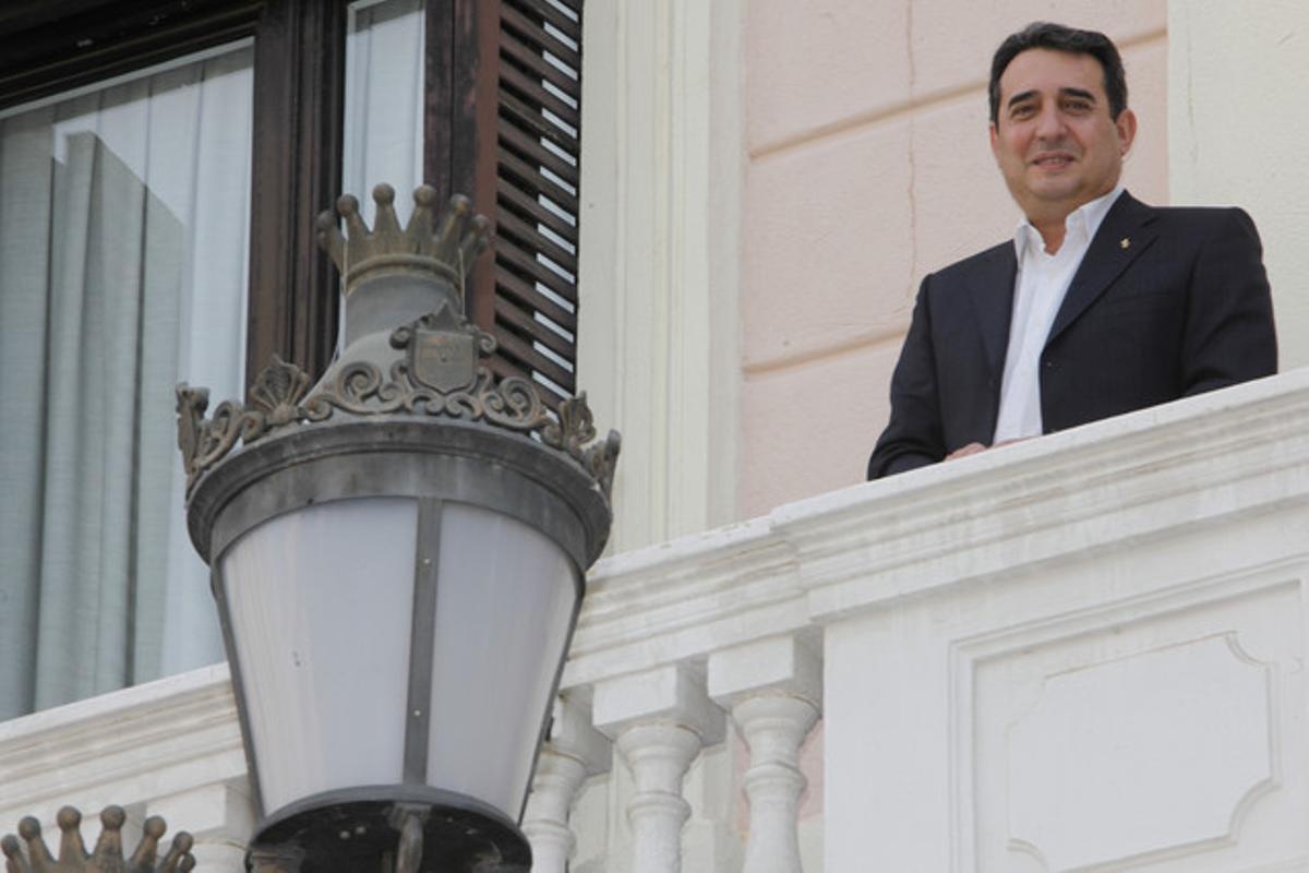 Manel Bustos, en el balcón del Ayuntamiento de Sabadell, el pasado junio.
