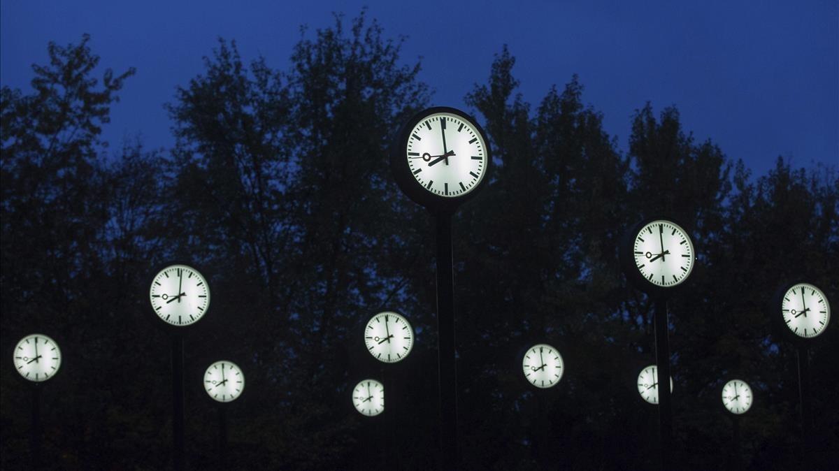 Relojes en una instalación del artista Klaus Rinke en Dusseldorf.