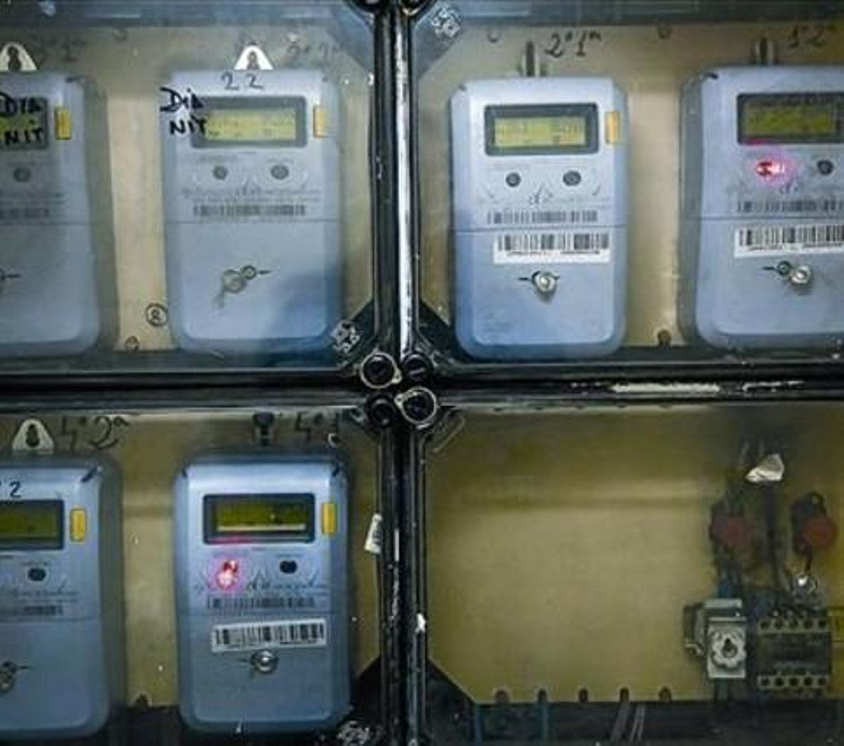 Contadores de electricidad en una comunidad de vecinos. Contadores de electricidad en una comunidad de vecinos.