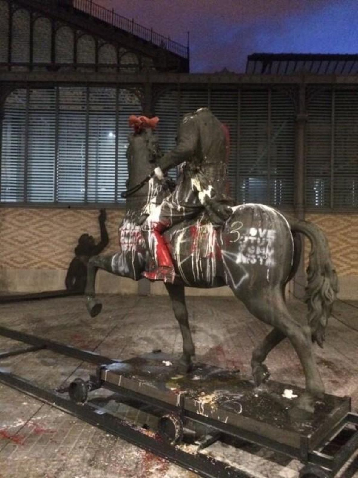 La estatua ecuestre de Franco, con una cabeza de cerdo colocada en el caballo. La estatua ecuestre de Franco, con una cabeza de cerdo colocada en el caballo.
