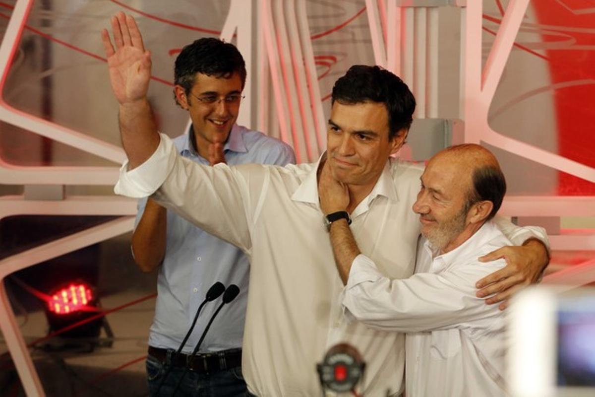 Madina observa el abrazo de Sánchez con Rubalcaba, este domingo, en Madrid. Madina observa el abrazo de Sánchez con Rubalcaba, este domingo, en Madrid.