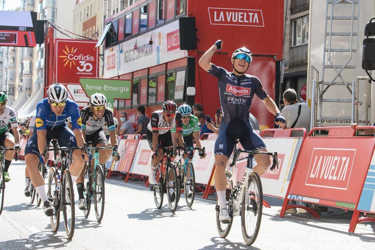 Jasper Philipsen celebra la victoria al esprint en Burgos. Jasper Philipsen celebra la victoria al esprint en Burgos.