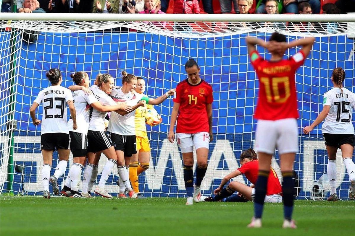 Alemania celebra el único tanto del partido mientras las jugadoras españolas se lamentan Alemania celebra el único tanto del partido mientras las jugadoras españolas se lamentan