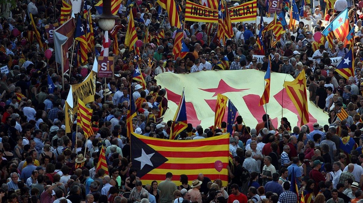 Vista general de la manifestación contra la sentencia del Tribunal Constitucional sobre el Estatut celebrada en Barcelona el 10 de julio del 2010. Vista general de la manifestación contra la sentencia del Tribunal Constitucional sobre el Estatut celebrada en Barcelona el 10 de julio del 2010.
