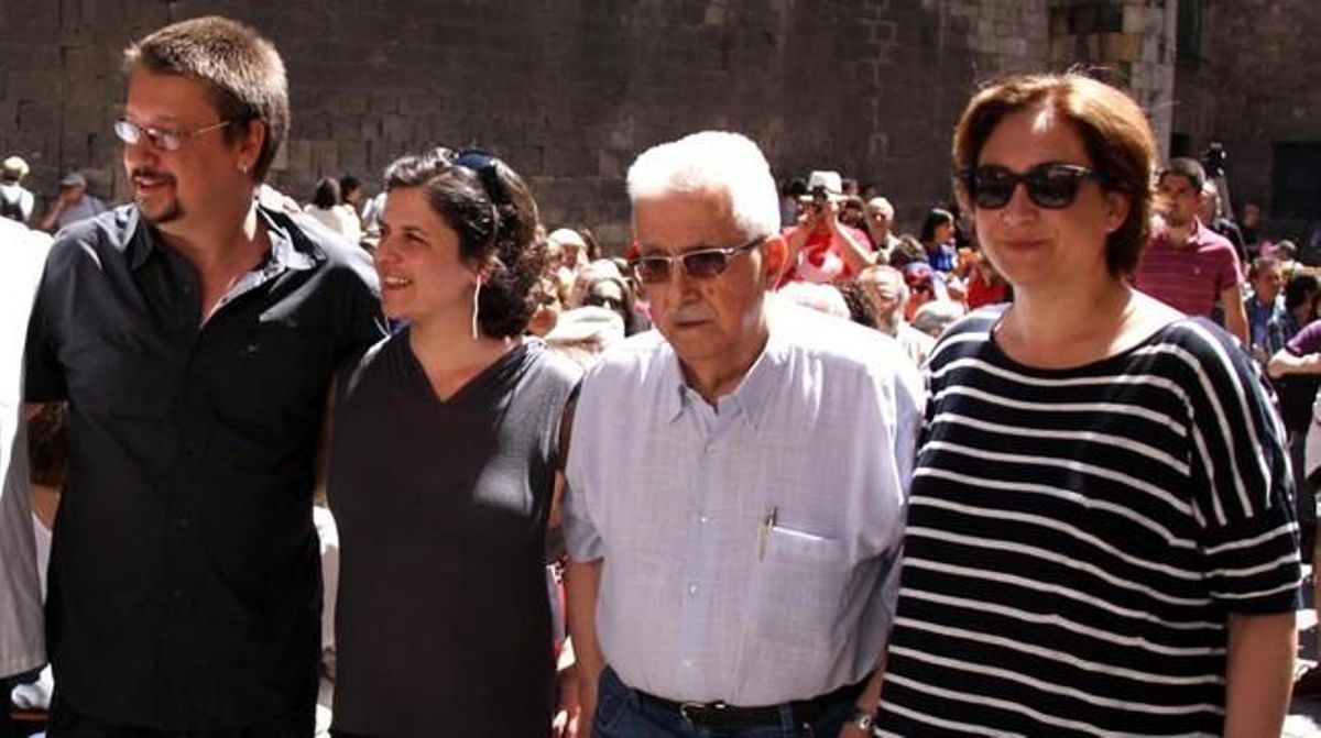 Domènech, Pin, Fontana y Colau, este domingo en la plaza del Rei de Barcelona. Domènech, Pin, Fontana y Colau, este domingo en la plaza del Rei de Barcelona.