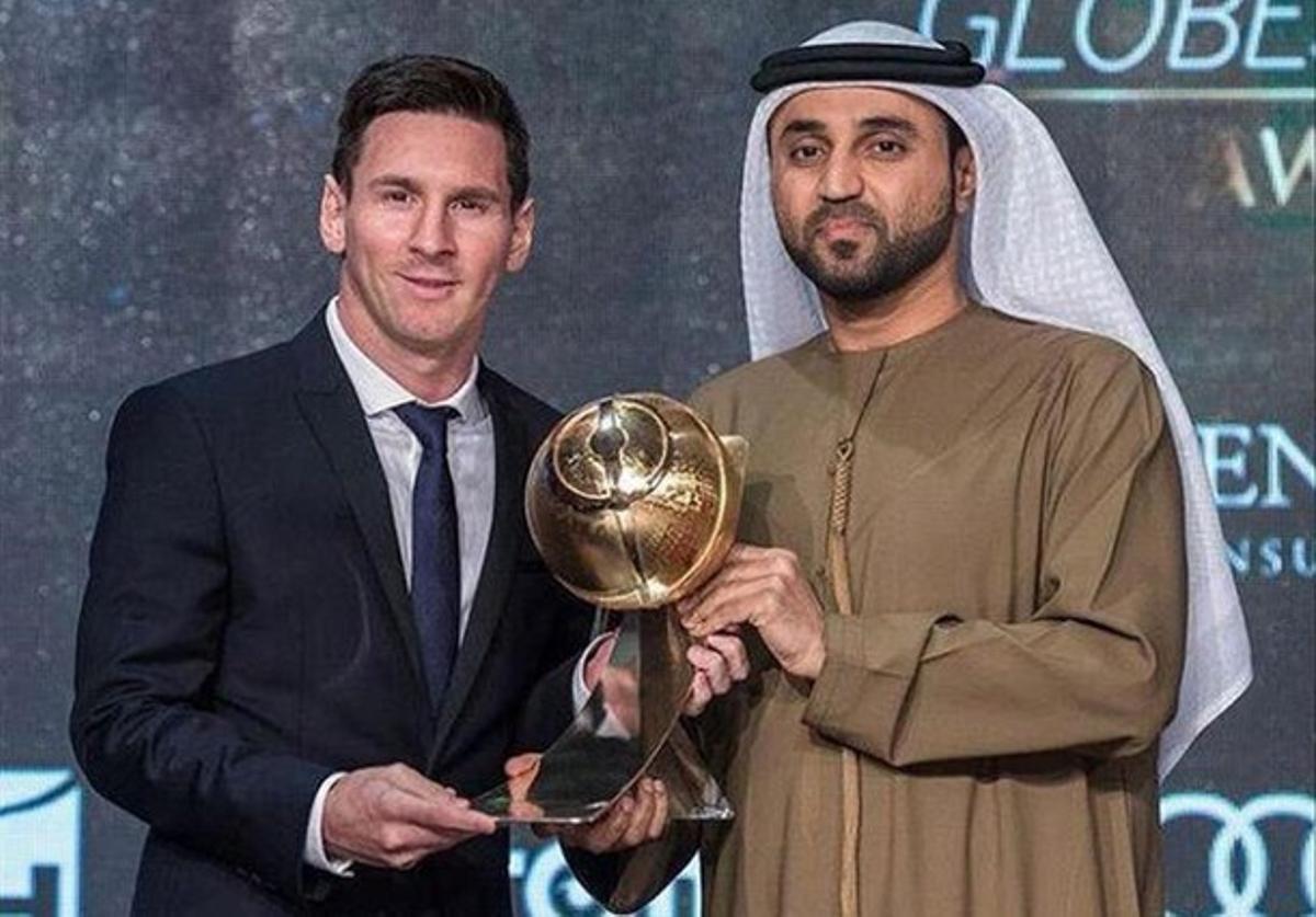 Messi recibe en Dubái el trofeo como mejor jugador del año en la gala de Globe Soccer del 2015.