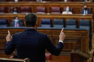 El presidente del Gobierno, Pedro Sánchez, se dirige al líder del PP, Pablo Casado durante la sesión de control al Gobierno de este 18 de noviembre. 