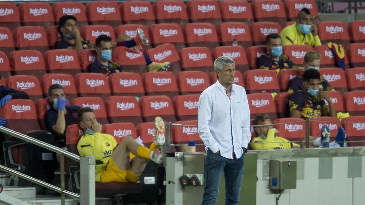 Setién observa el encuentro entre el FC Barcelona y Osasuna. Setién observa el encuentro entre el FC Barcelona y Osasuna.