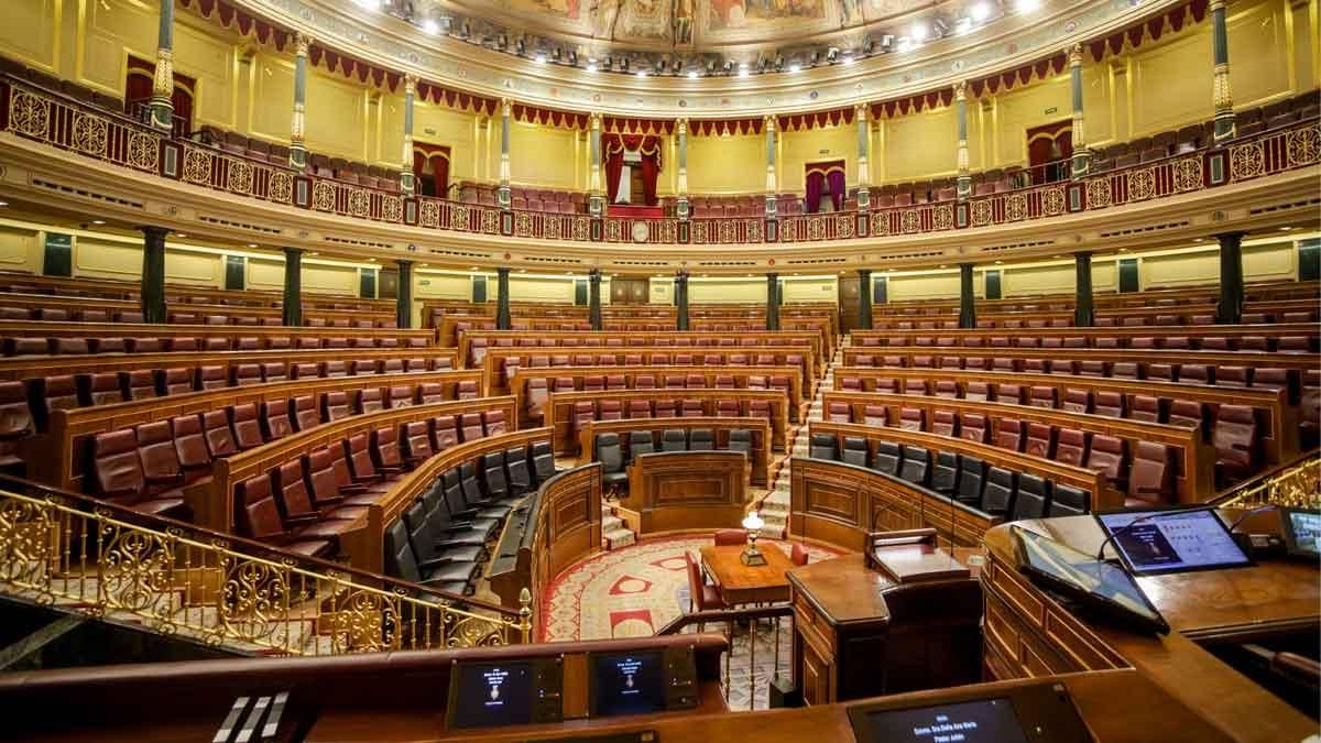 Hemiciclo vacío del Congreso de los Diputados tras la suspensión del pleno, el 10 de marzo del 2020, como medida preventiva de contención del coronavirus. Hemiciclo vacío del Congreso de los Diputados tras la suspensión del pleno, el 10 de marzo del 2020, como medida preventiva de contención del coronavirus.