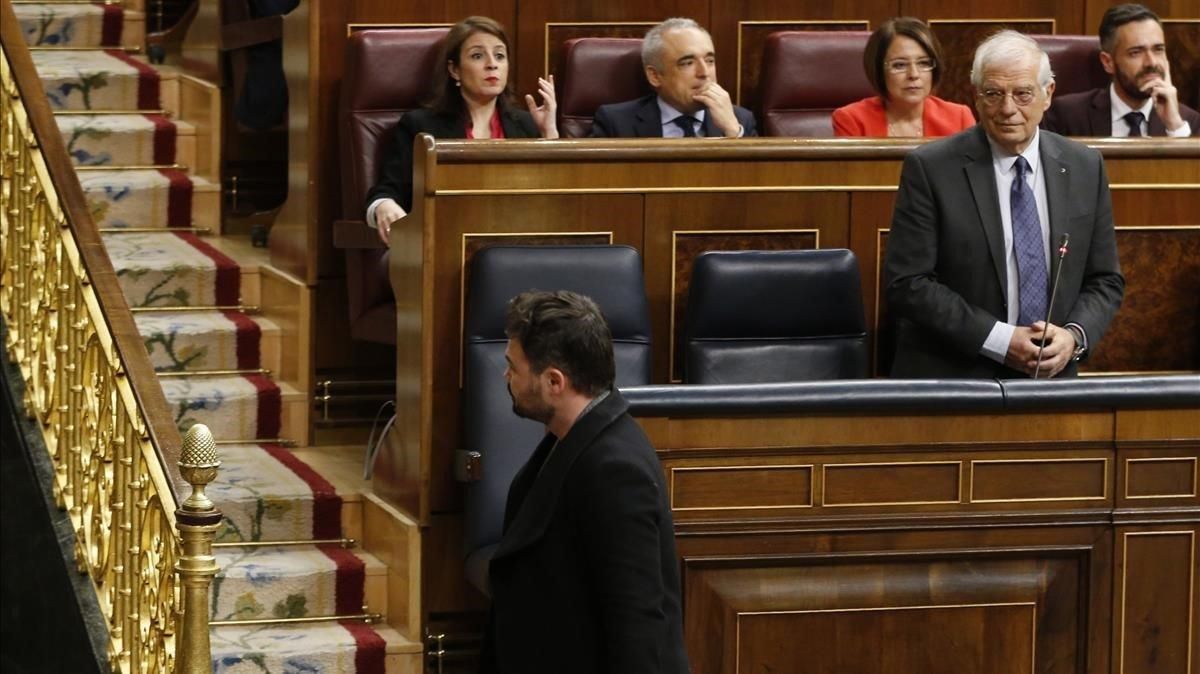 Gabriel Rufián pasa por delante de Josep Borrell tras ser expulsado del hemiciclo del Congreso. Gabriel Rufián pasa por delante de Josep Borrell tras ser expulsado del hemiciclo del Congreso.
